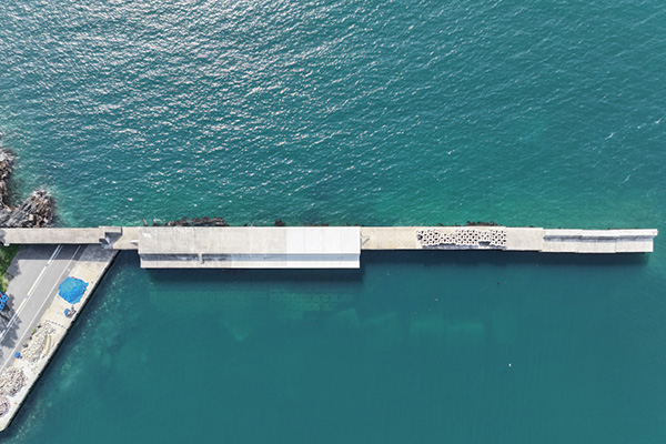 ㈱及川工務店(釜石市) 両石漁港漁港施設機能強化(東防波堤その2)工事